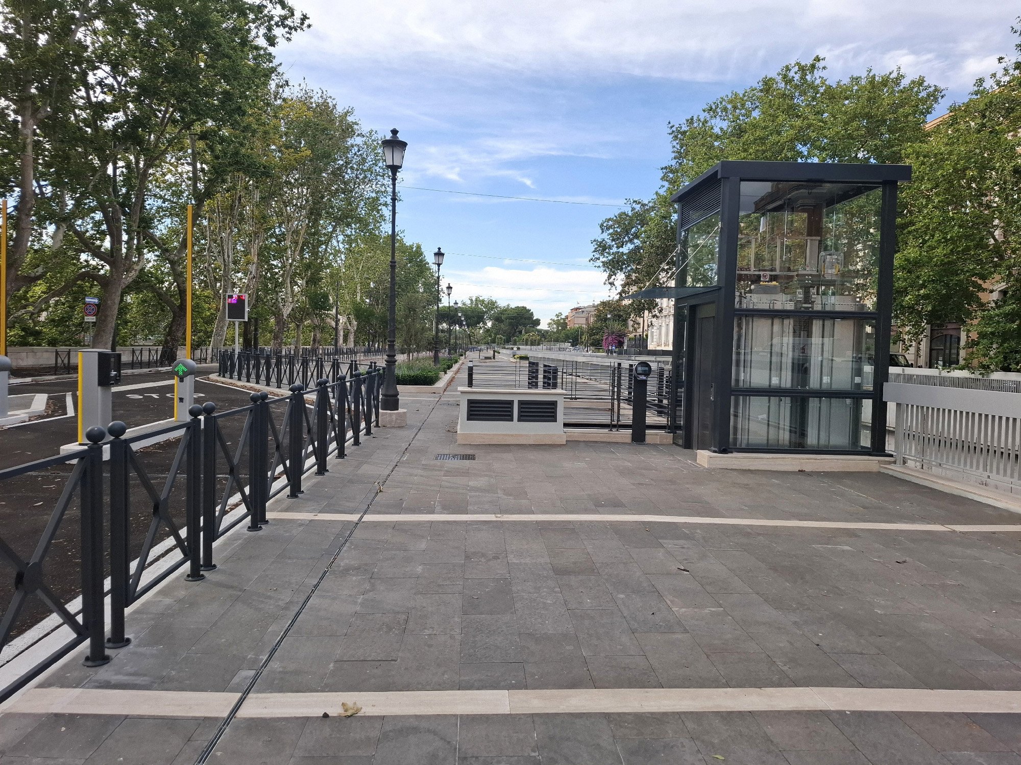 Ascensore e accesso pedonale del parcheggio AdB parking in superficie
