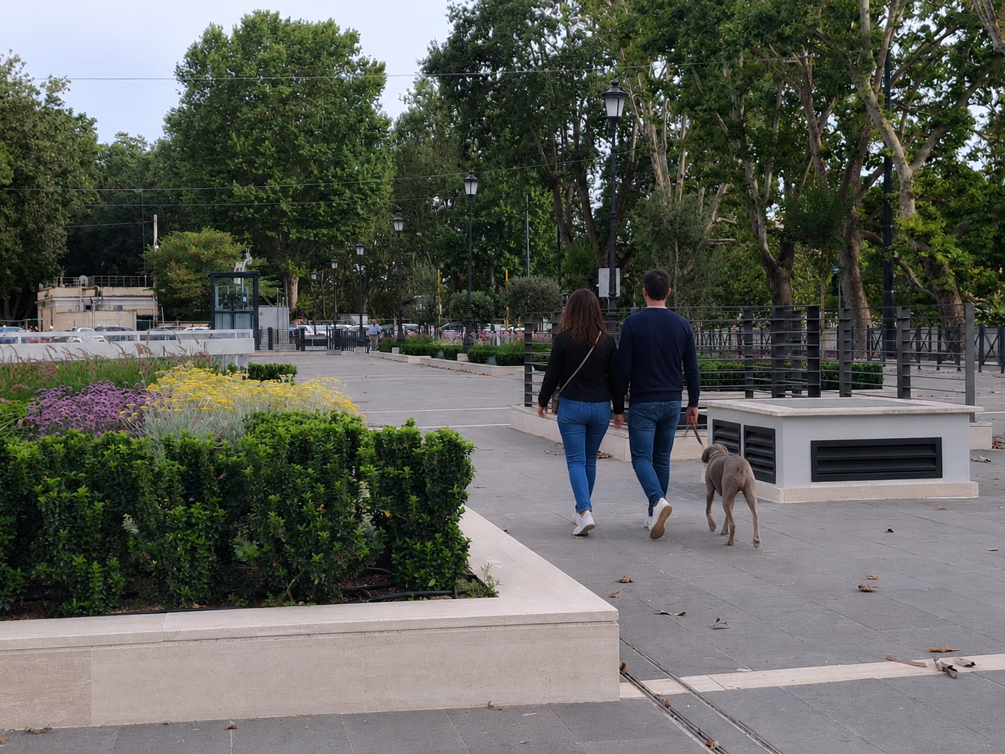 Coppia con cane nel giardino urbano sopra AdB Parking