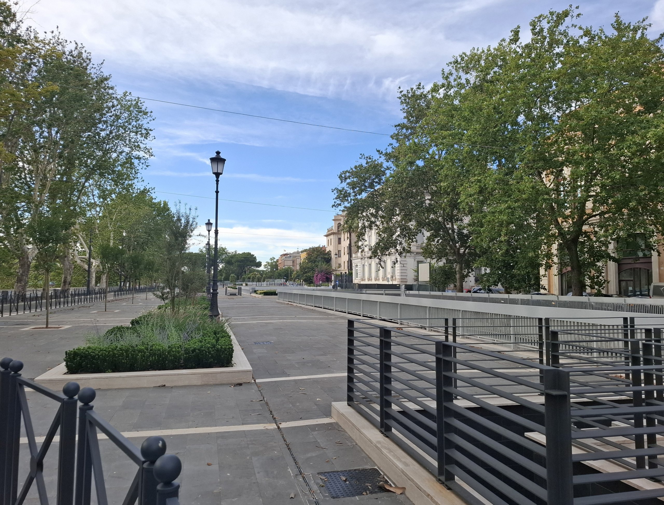 Giardino urbano e percorso pedonale sopra il parcheggio AdB parking