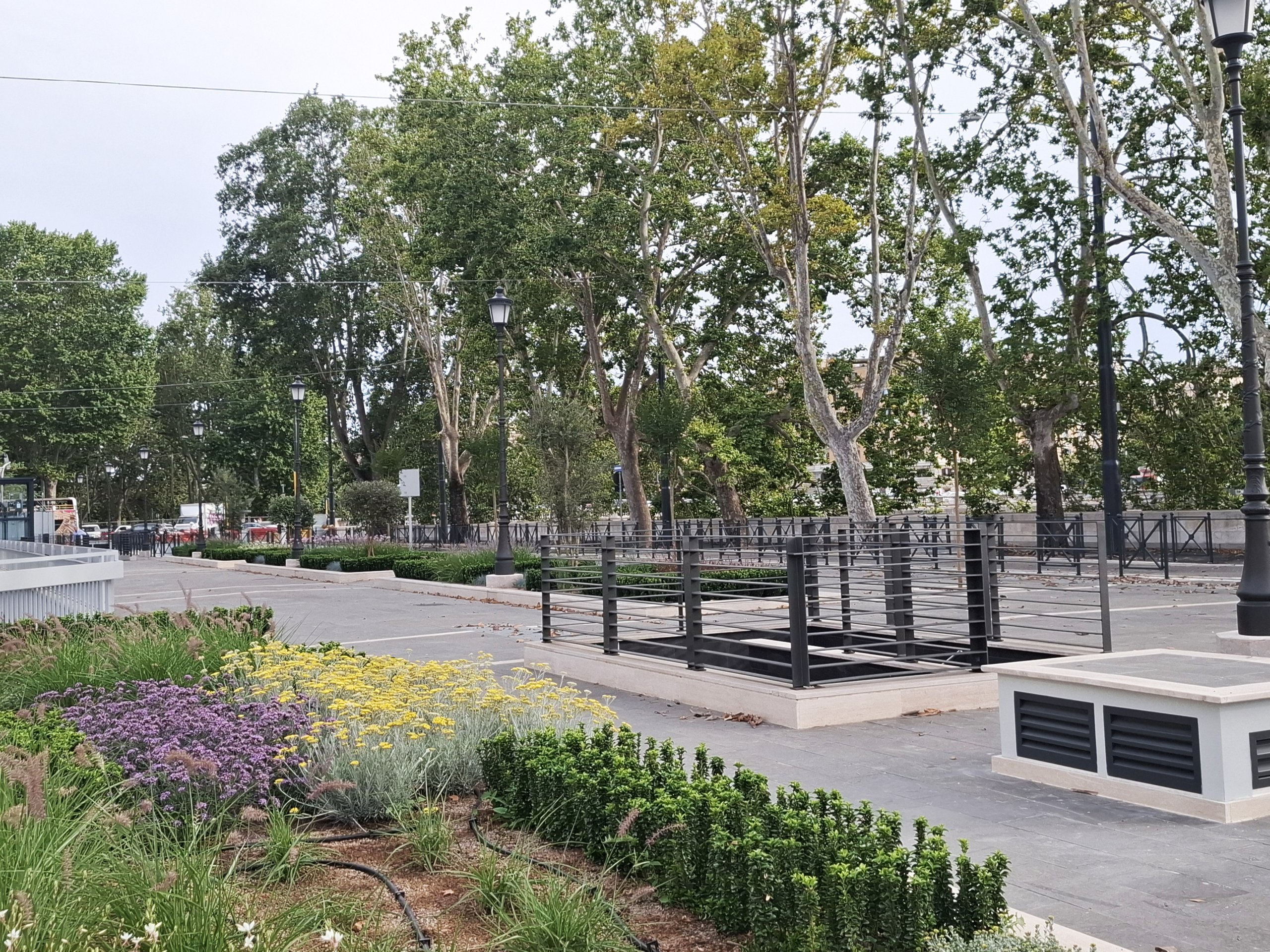 Aiuole e area pedonale del giardino urbano sopra AdB Parking