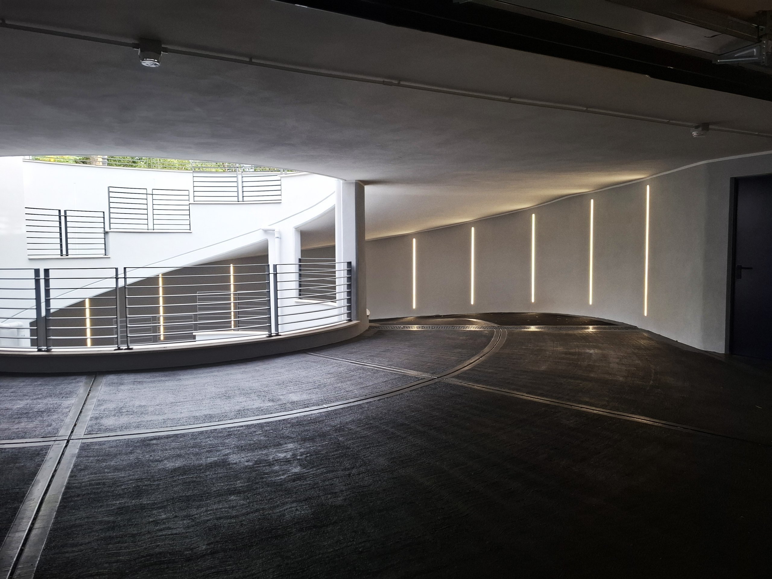 Rampa interna ampia e illuminata del parcheggio