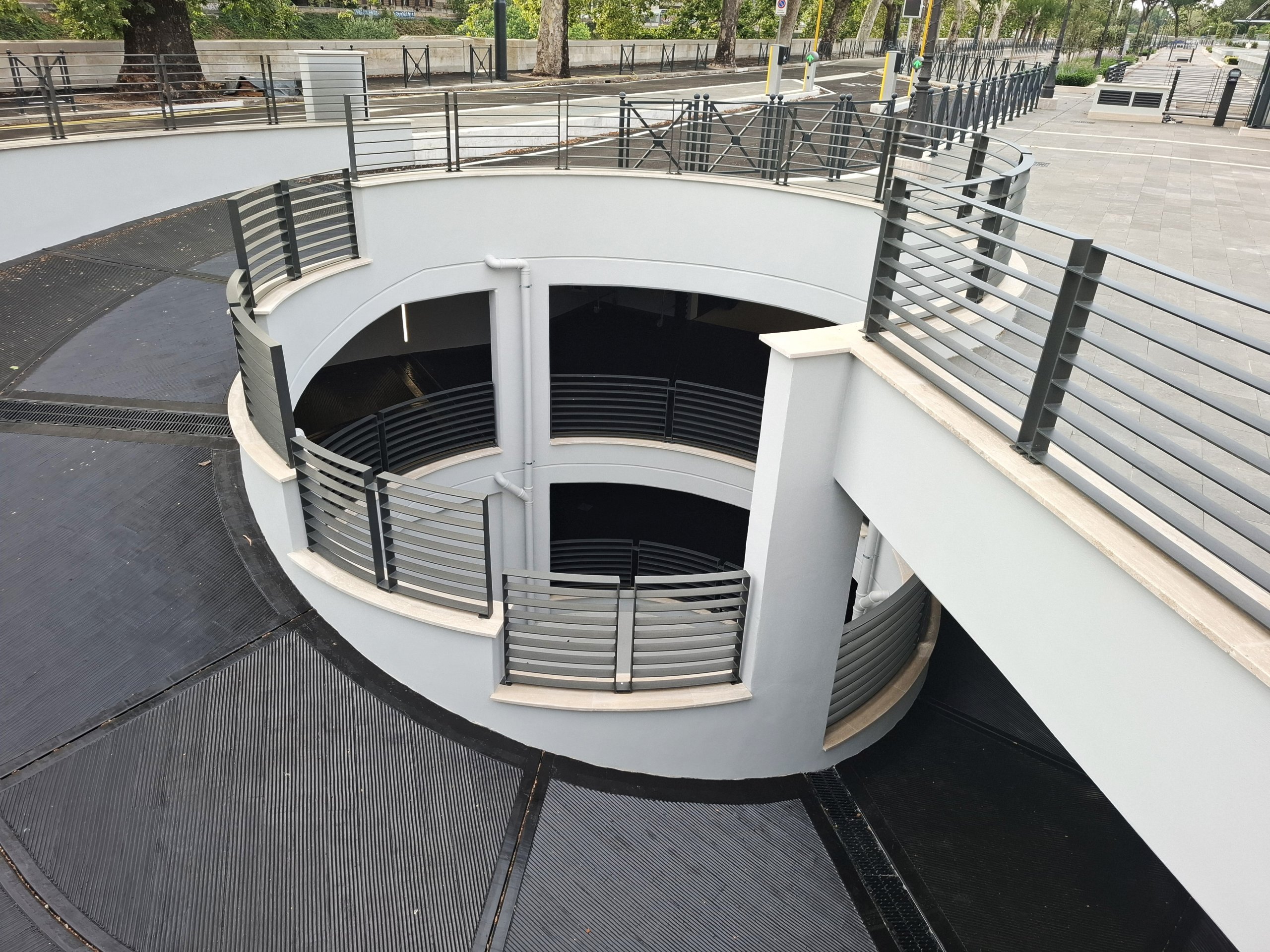 Rampa circolare di accesso al parcheggio sotterraneo