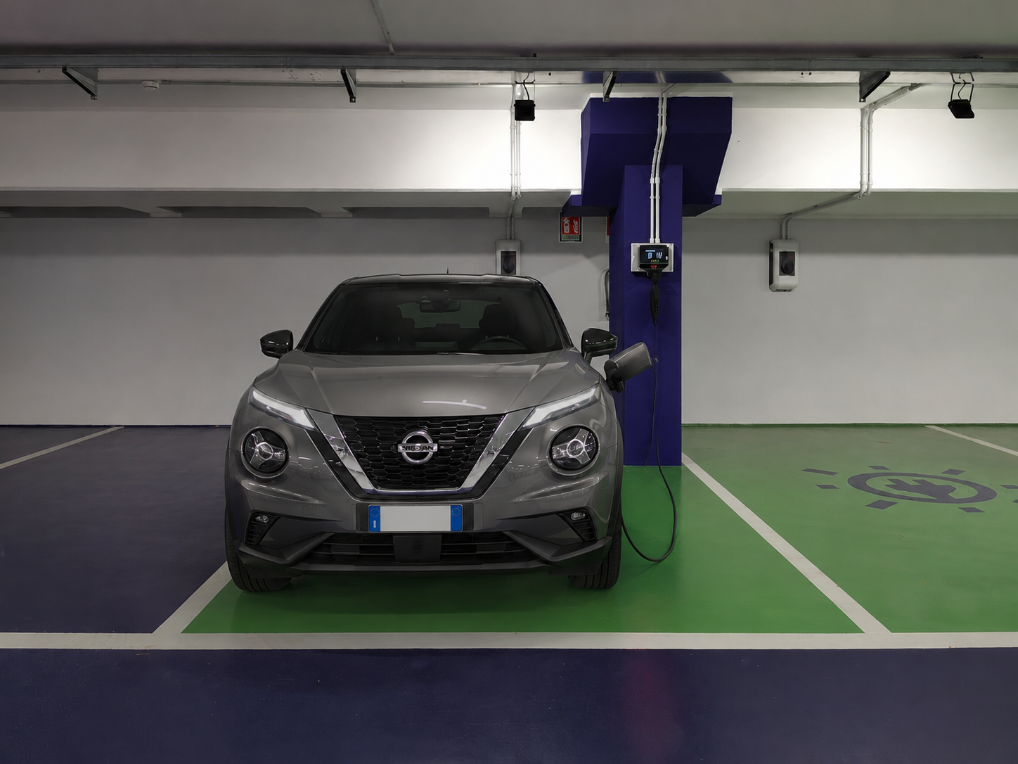 Auto in ricarica presso una colonnina elettrica di AdB Parking
