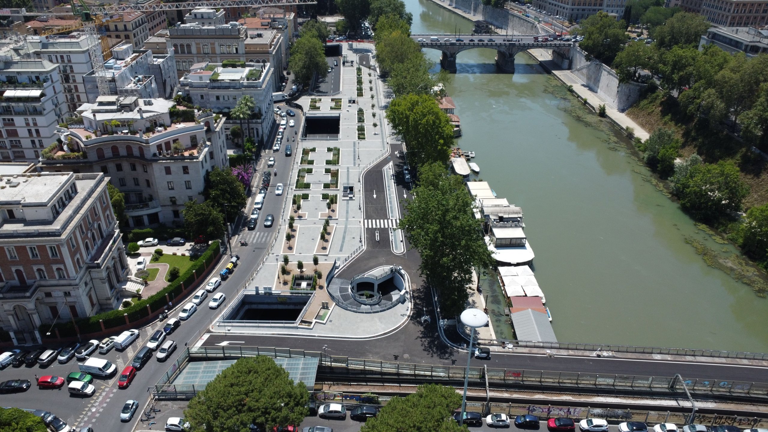 Vista dall'alto AdB parking Roma, lungotevere Arnaldo da Brescia, ponte Regina Margherita e ponte Pietro Nenni