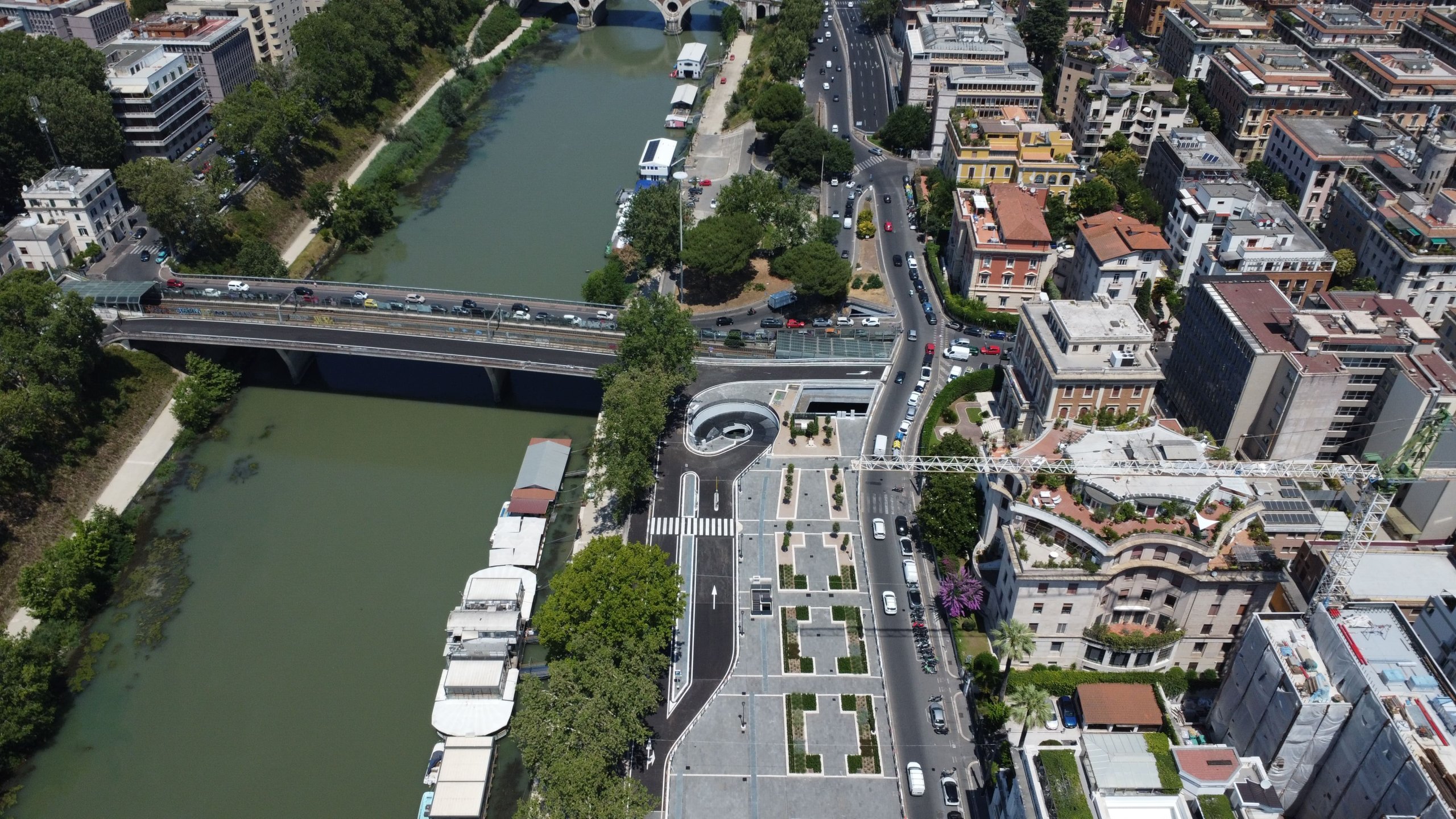 Vista aerea di AdB Parking sul Lungotevere Arnaldo da Brescia e Ponte Regina Margherita