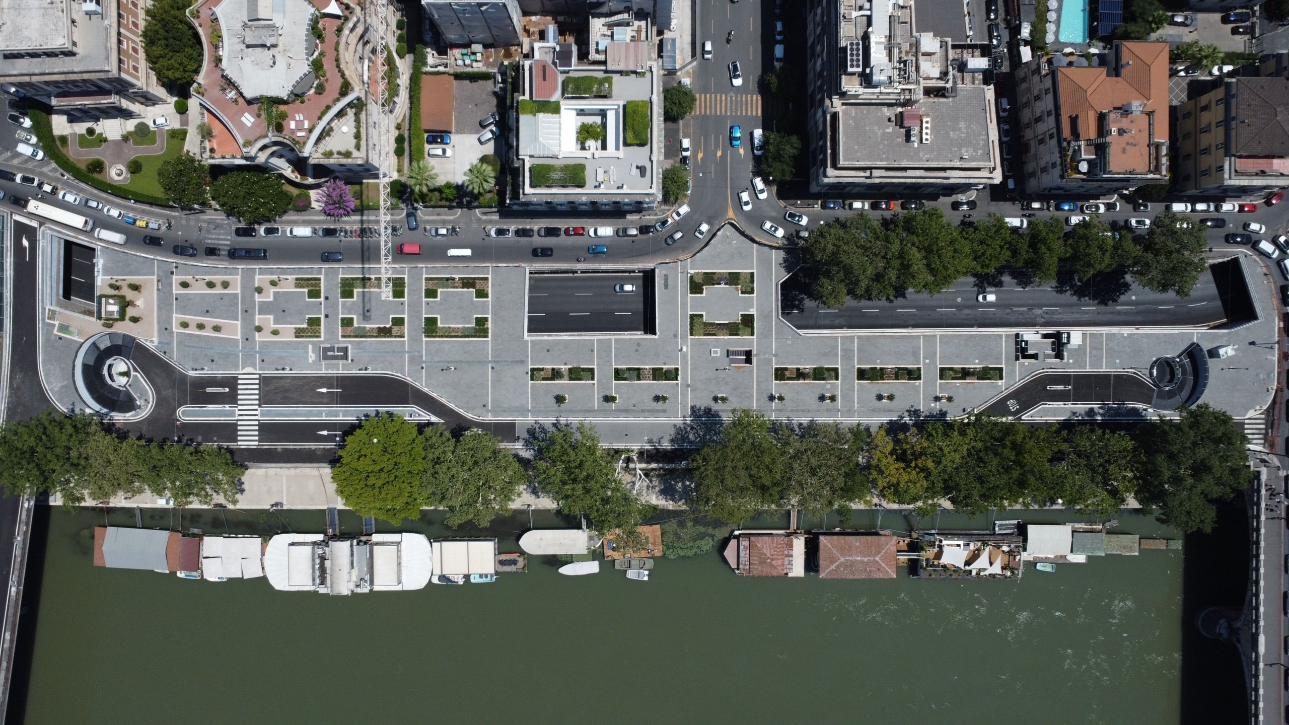 Vista verticale della piazza pedonale sopra il parcheggio sul Lungotevere Arnaldo da Brescia