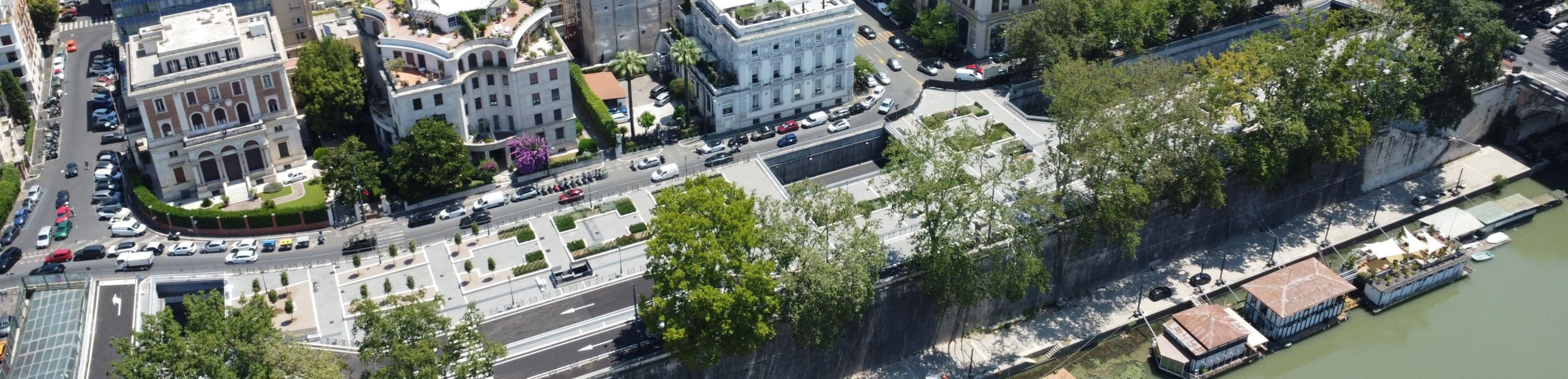Vista aerea di AdB Parking e del Lungotevere Arnaldo da Brescia lungo il Tevere