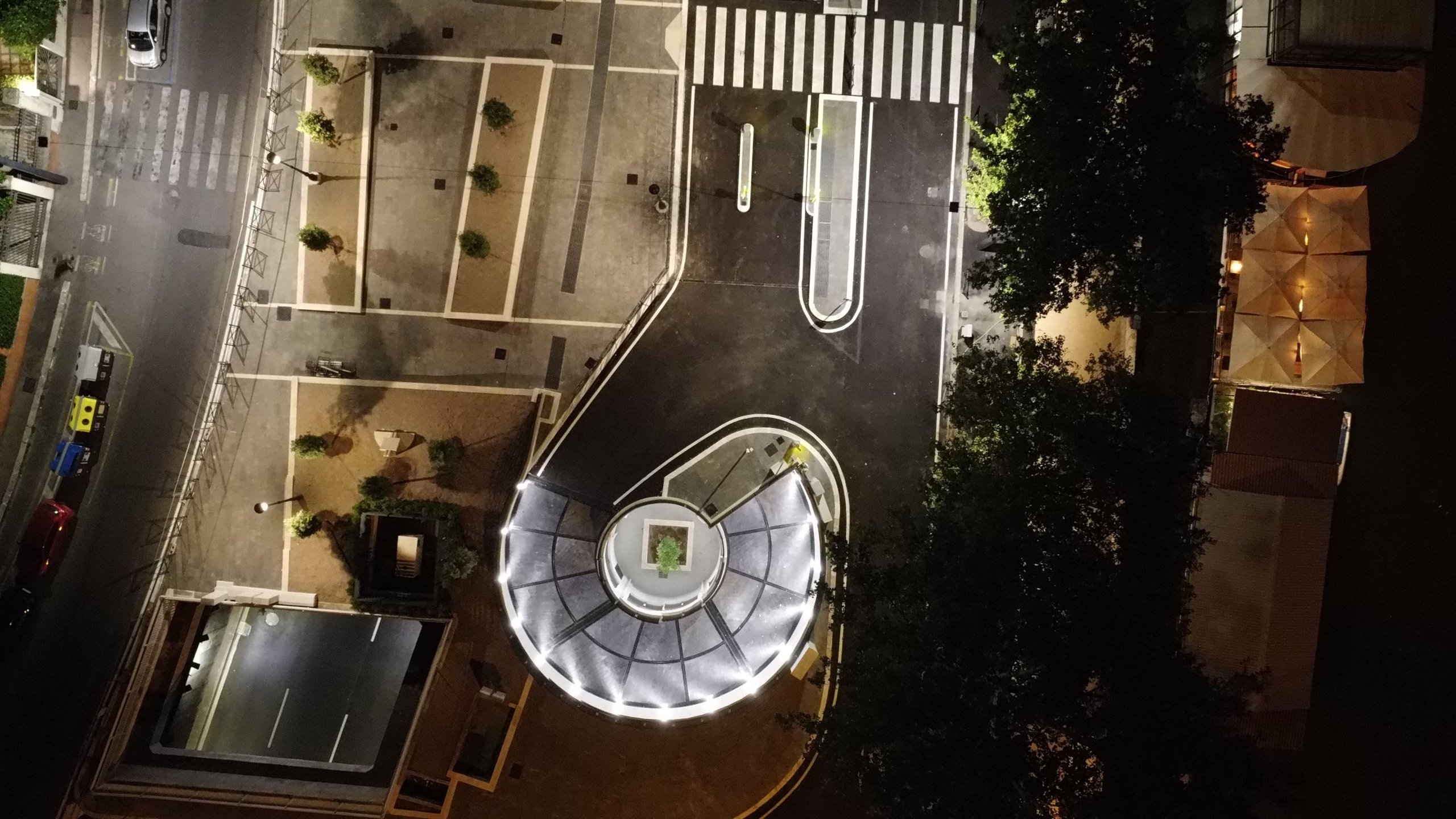 Accesso circolare di AdB Parking visto dall’alto di notte