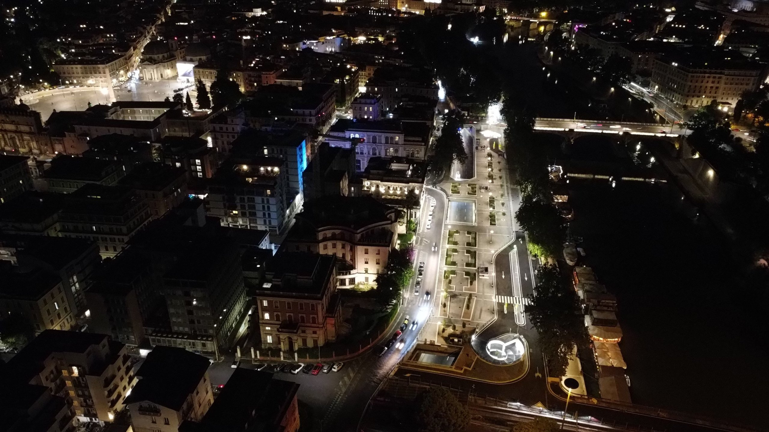 Vista notturna di AdB Parking sul Lungotevere Arnaldo da Brescia, vicino a Piazza del Popolo