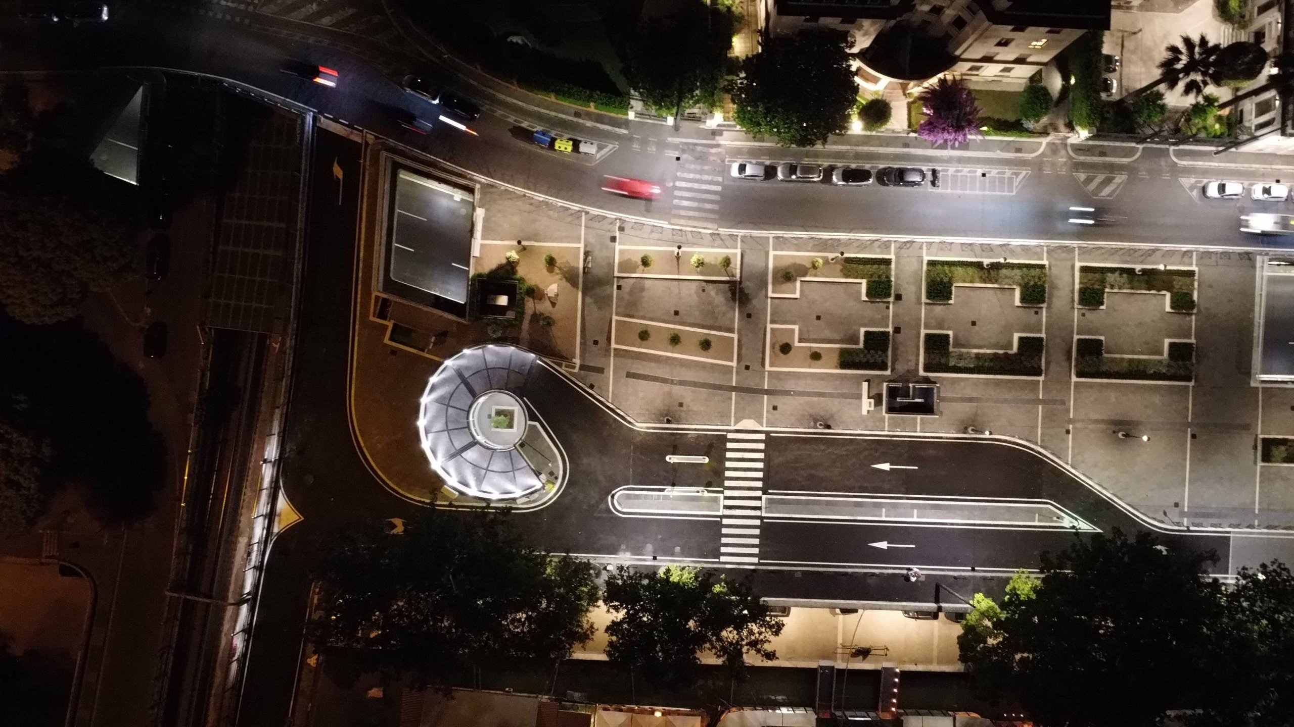 Piazza e accessi carrabili di AdB Parking illuminati di notte